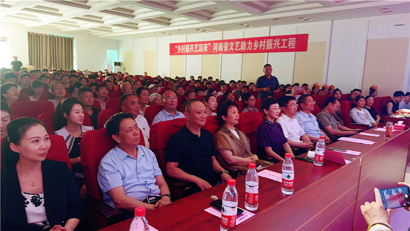 確山縣第二高級(jí)中學(xué)文藝小分隊(duì) (2).jpg