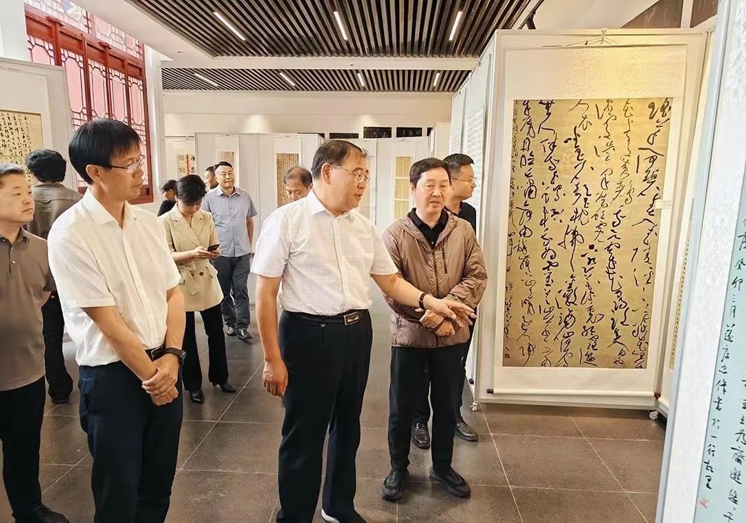 觀展1.jpg 觀展1.jpg